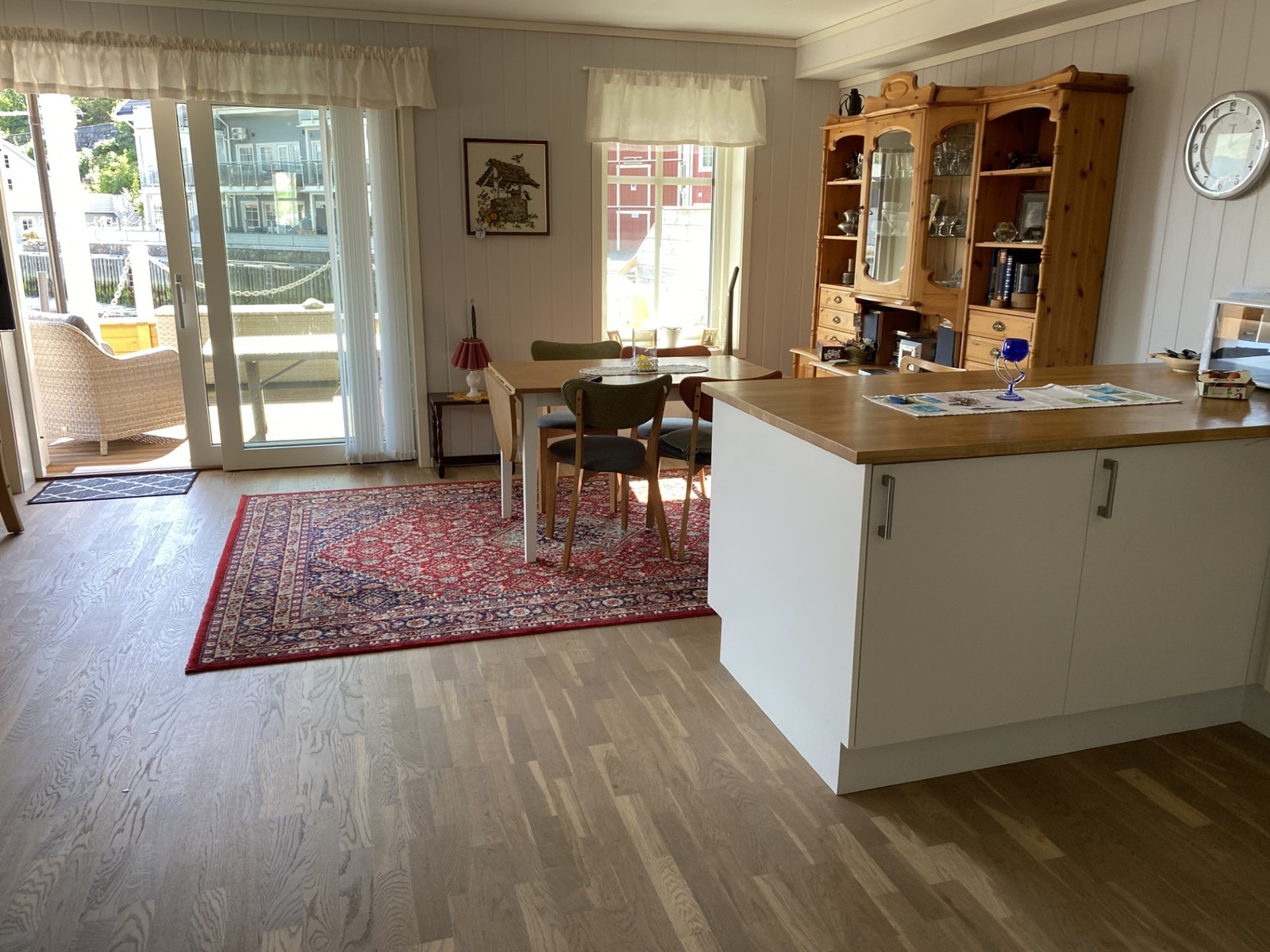 Spisebord med åpen løsning til kjøkken Galleribilde