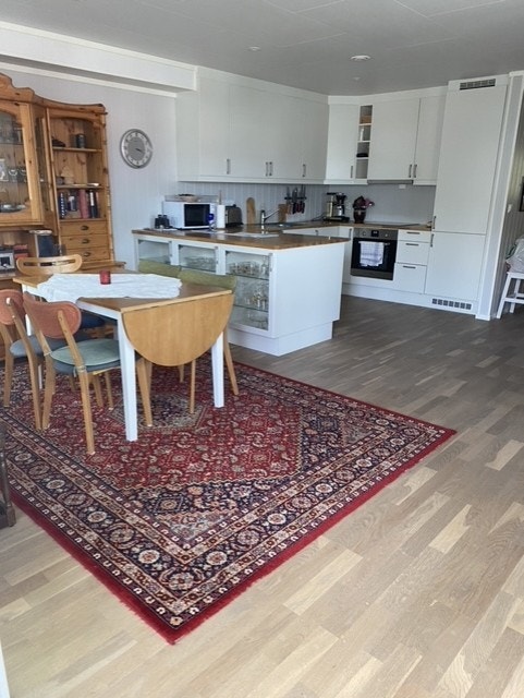 Kjøkken og spisebord Galleribilde