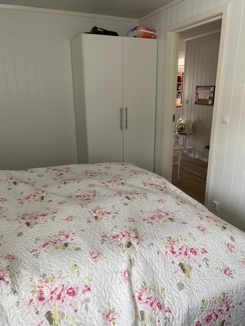 Soverom 1 seng og skap Galleribilde