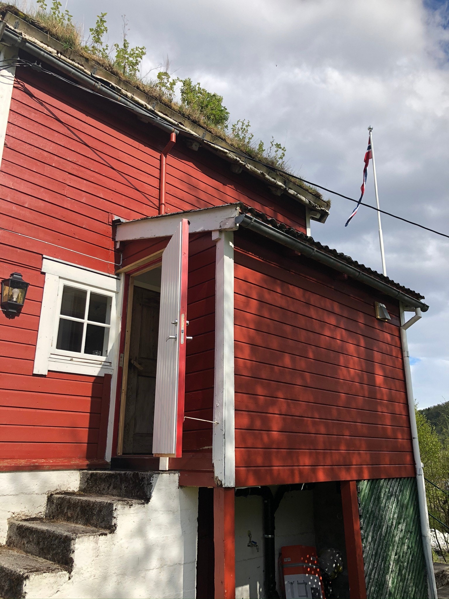 Inngang til bislaget hvor badet er, samt kjøkken Galleribilde