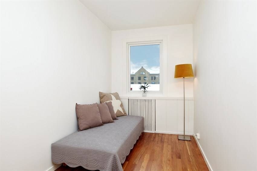 Rom 2, plass til seng, garderobe og pult Galleribilde