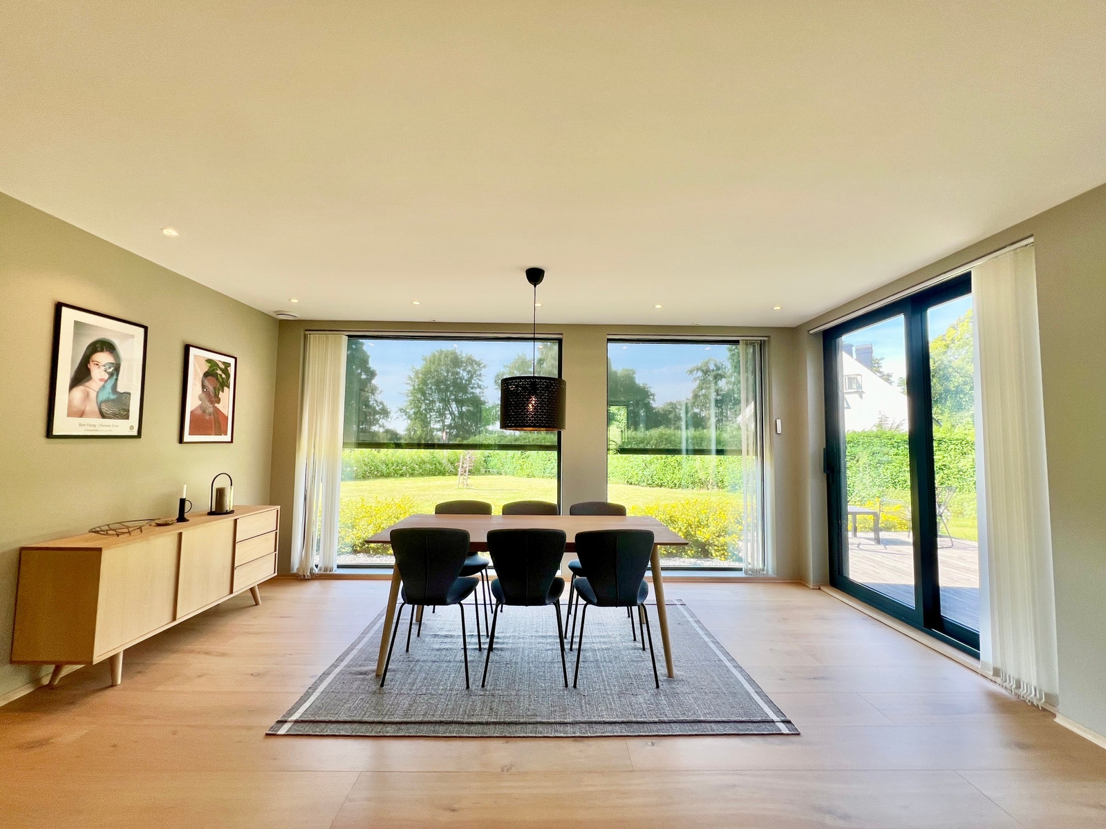 Spisebord i stuen Galleribilde