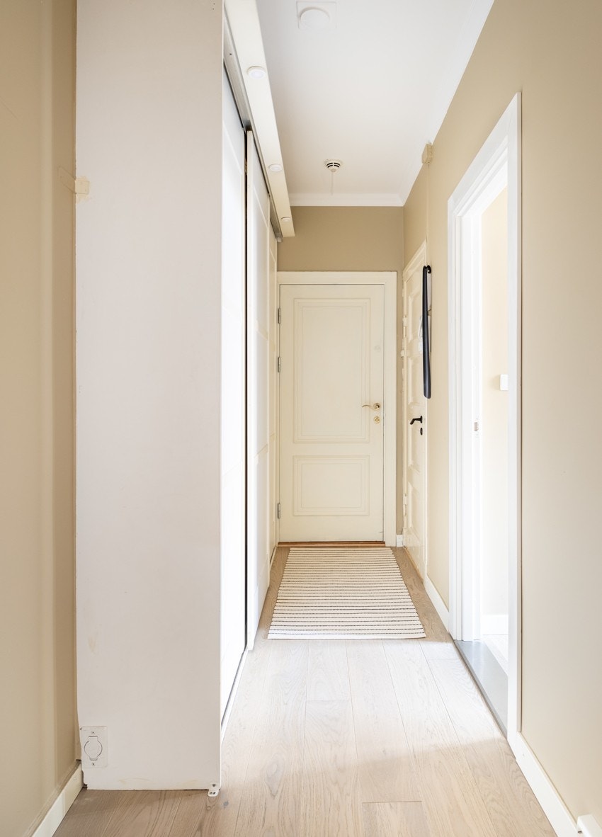 Romslig entré med skap og plass til kontorhjørne eller kommoder. Galleribilde