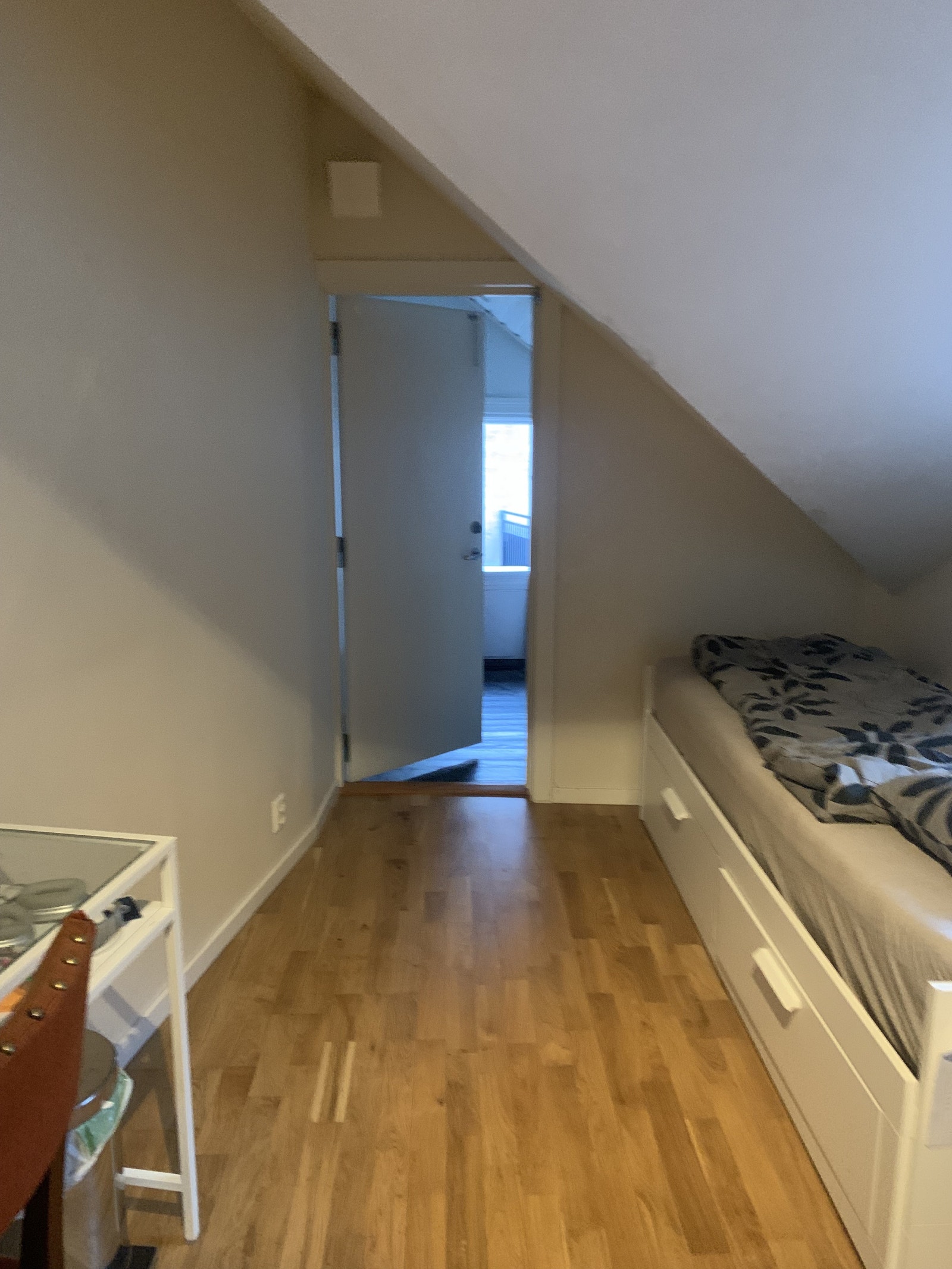 soverommet (med nødutgang/dør til baktrapp) Galleribilde