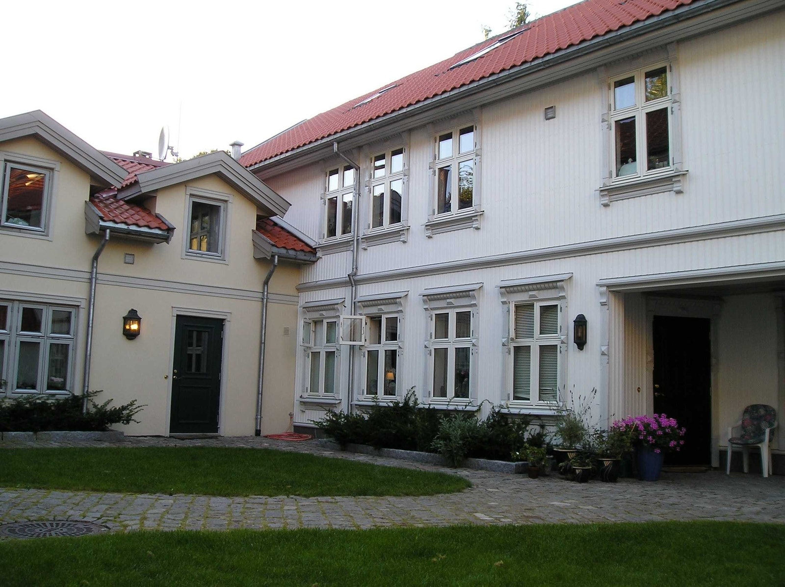 Del av bakgård til leiligheten Galleribilde