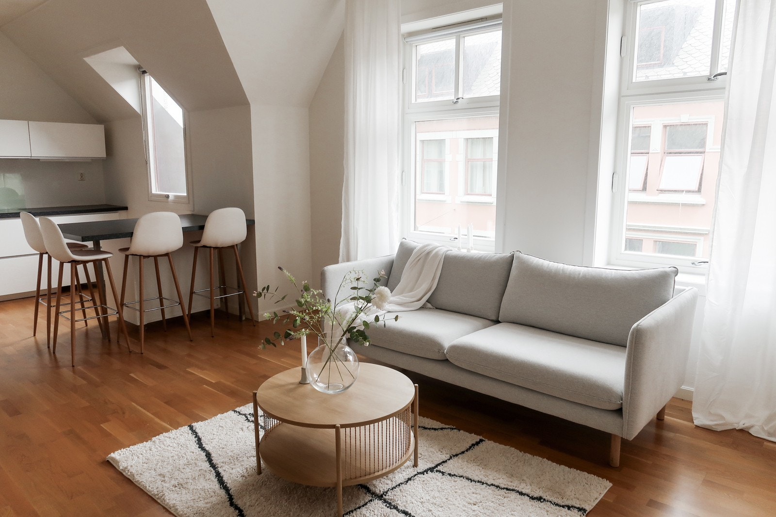 Møblert stue med nye moderne møbler Galleribilde
