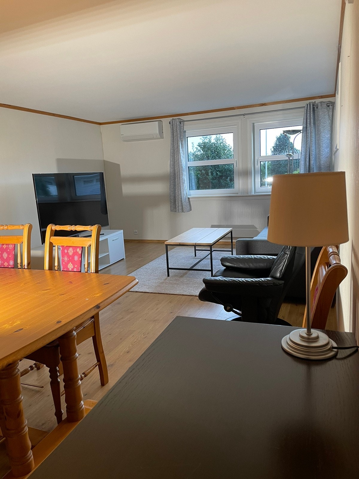 Stue med spiseplass, sofa og 65’’ TV Galleribilde