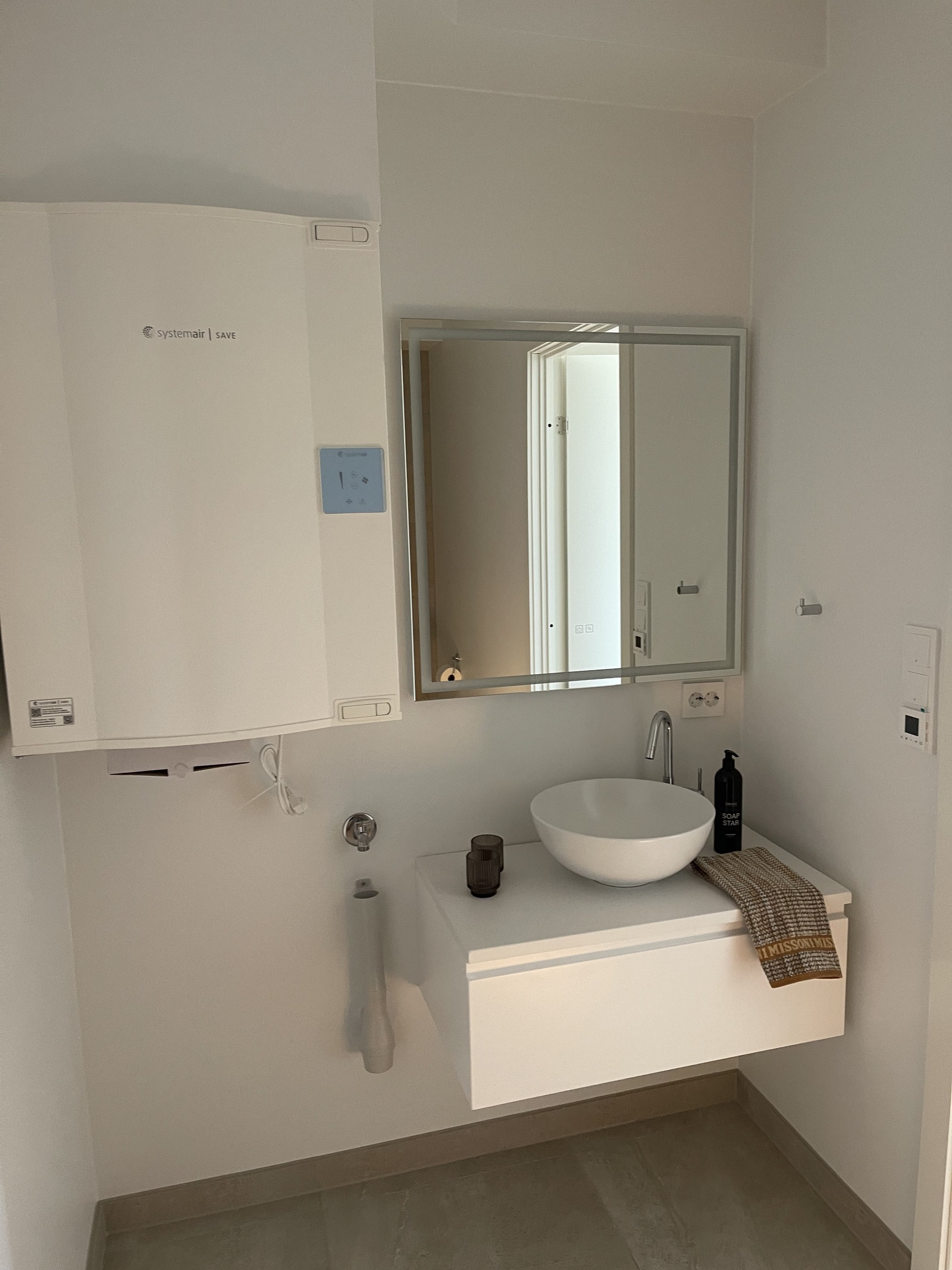 På badet er det god plass til vaskemaskin. Galleribilde