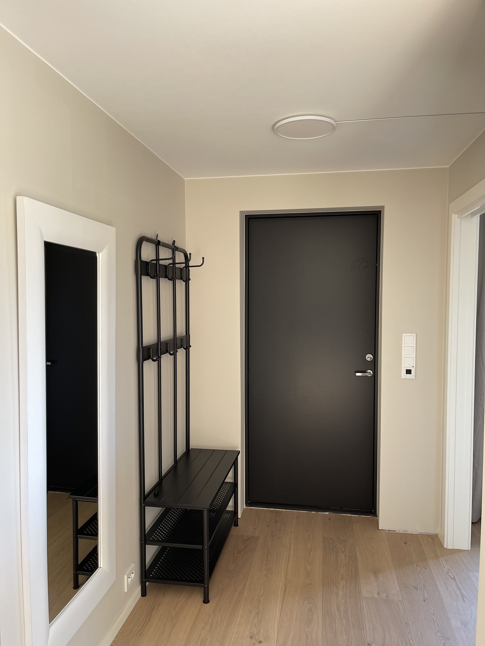 Romslig gang med plass til yttertøy og sko Galleribilde