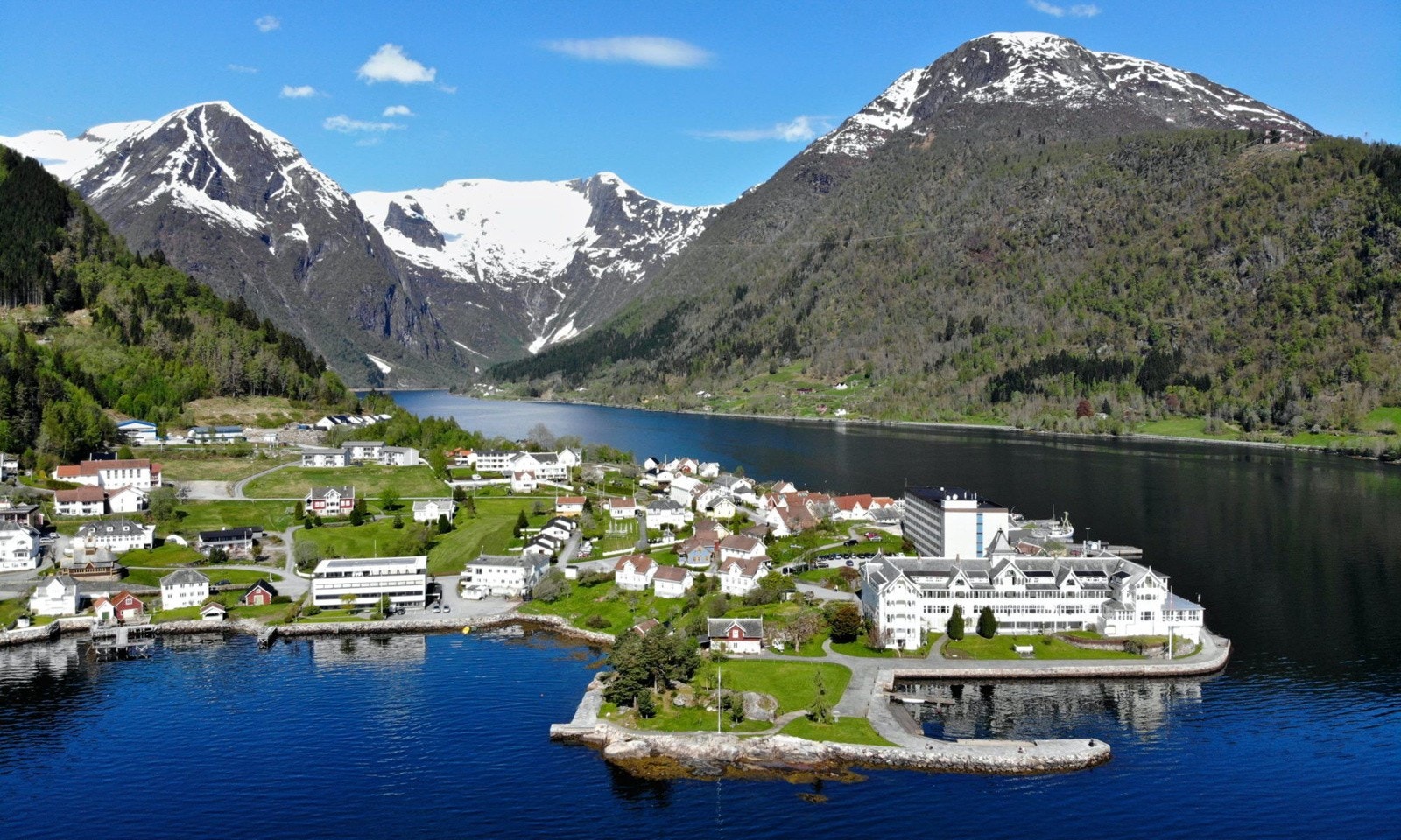 Bustadane vil kunne skilte med ypperlege sol- og utsiktstilhøve. Kort veg til alt Balestrand kan tilby! Galleribilde