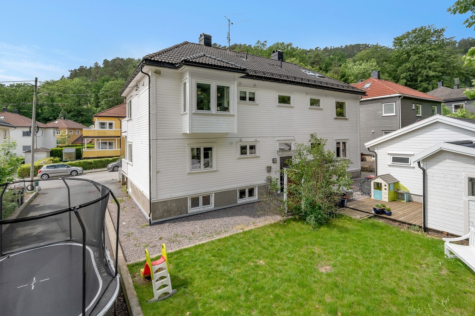 Parkeringsplass til venstre for flere biler rett ved huset (Trampoline er nå fjernet). I tillegg er det gratis gateparkering. Galleribilde