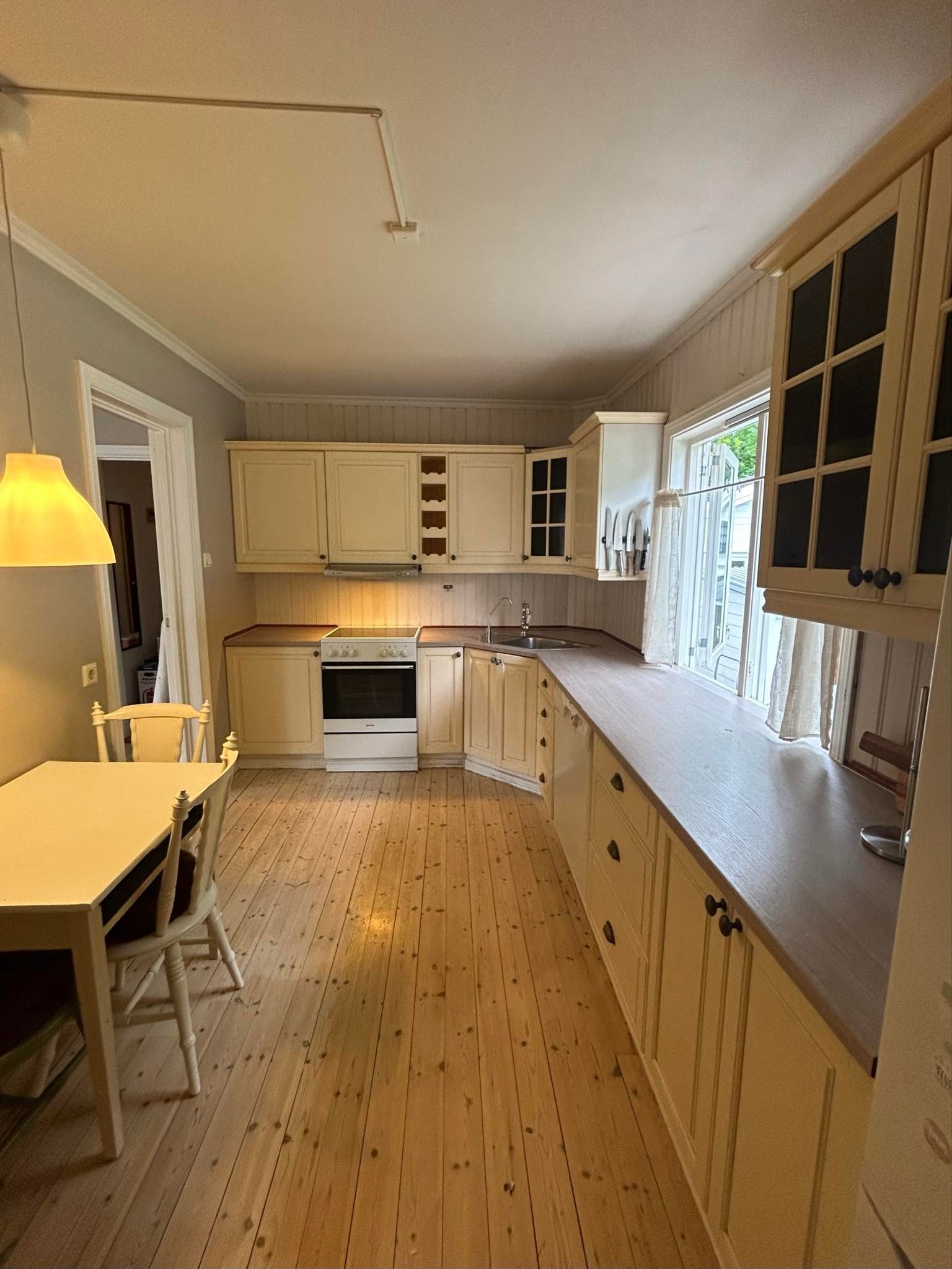 Kjøkken med det man trenger av kjøkkenutstyr og bestikk ol. Galleribilde