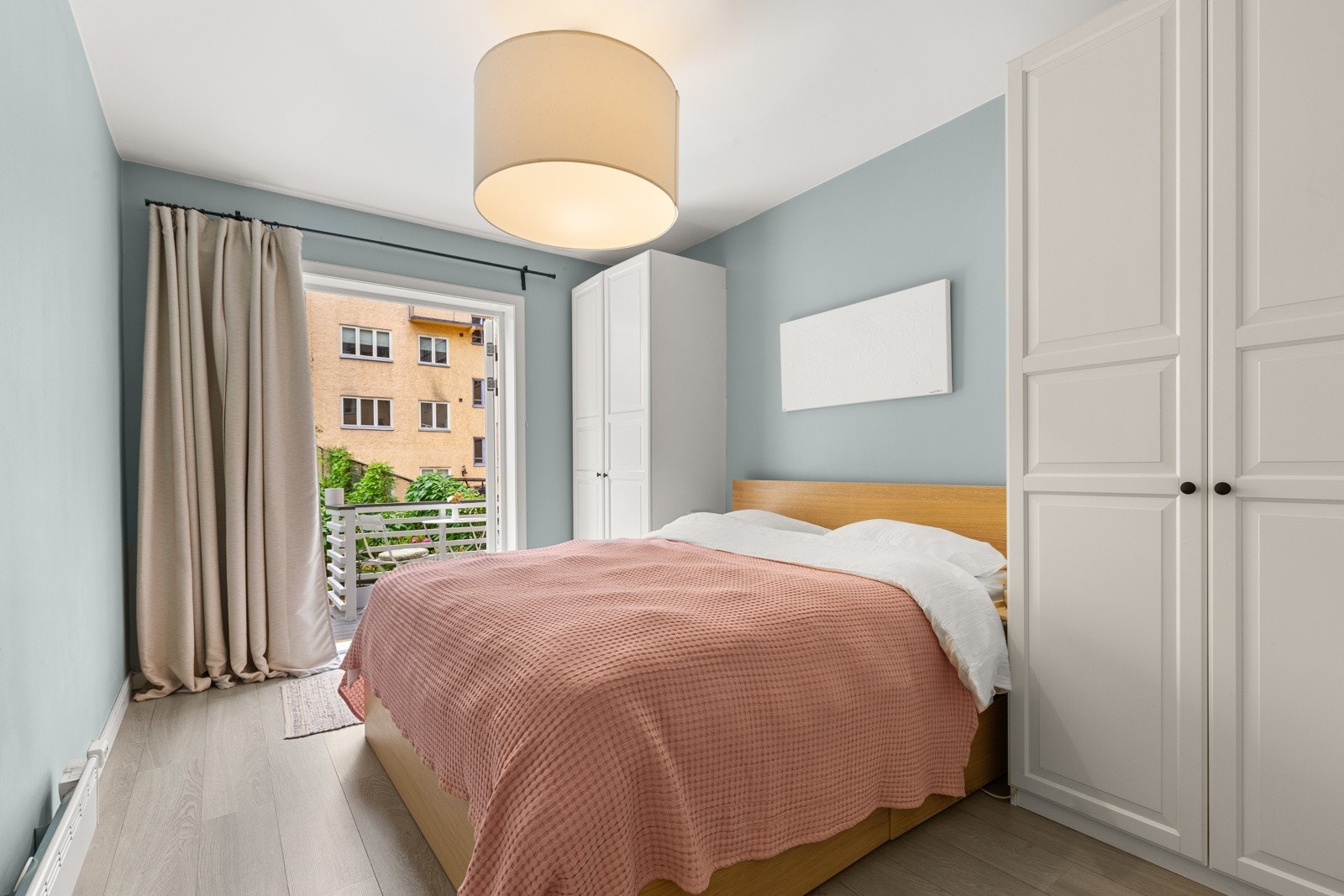 Hovedsoverom er av generøs størrelse og har tilkomst til markterrasse. Galleribilde