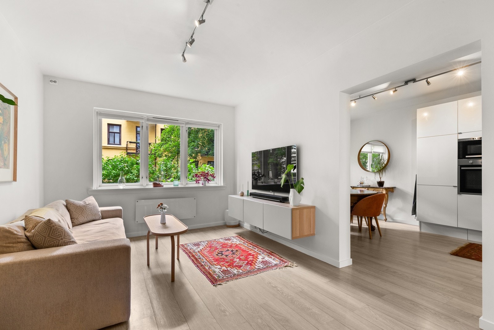 De store vindusflatene slipper inn rikelig med naturlig lys og skaper en luftig følelse. Galleribilde