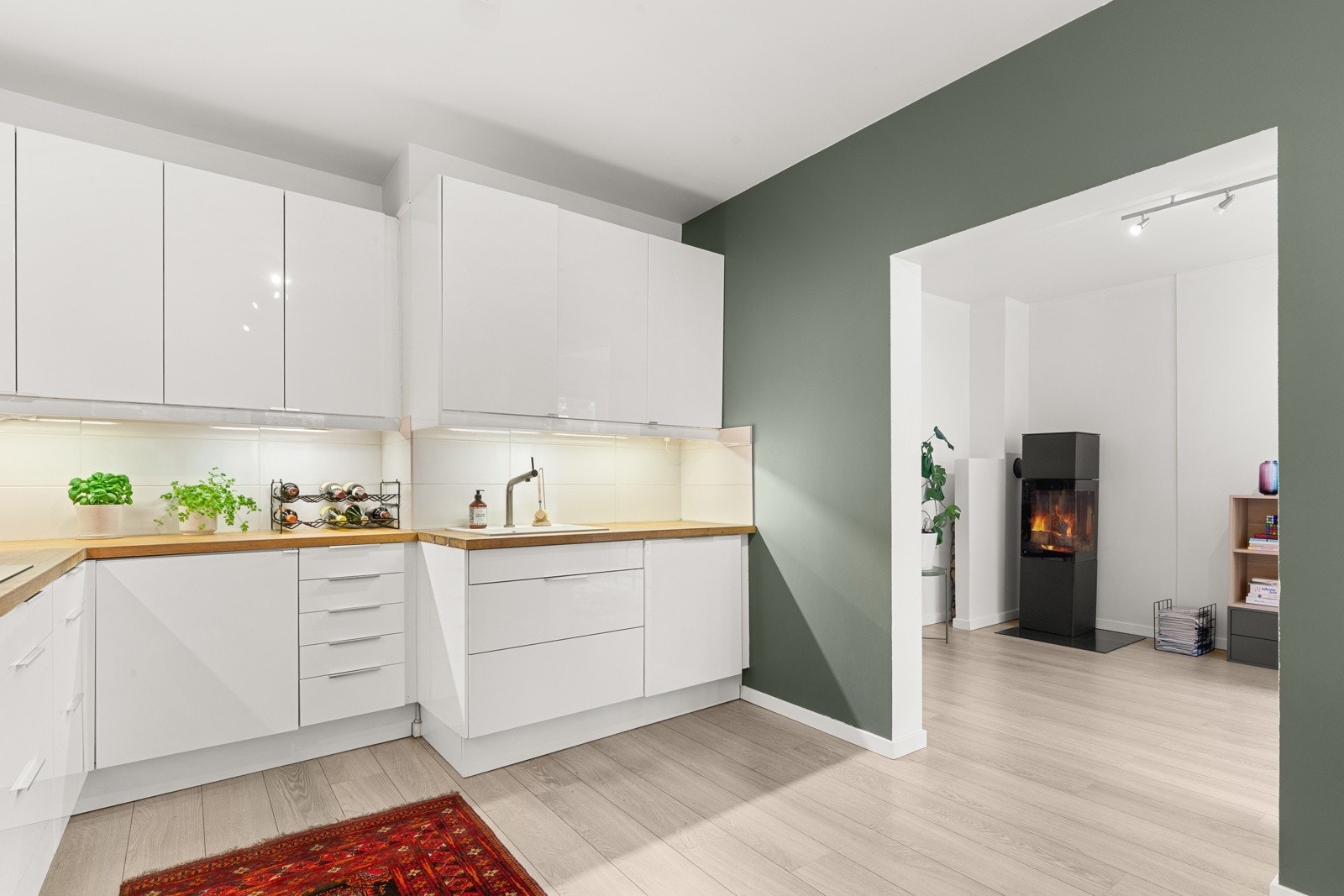 Klassisk og praktisk kjøkkenløsning med god plass. Galleribilde