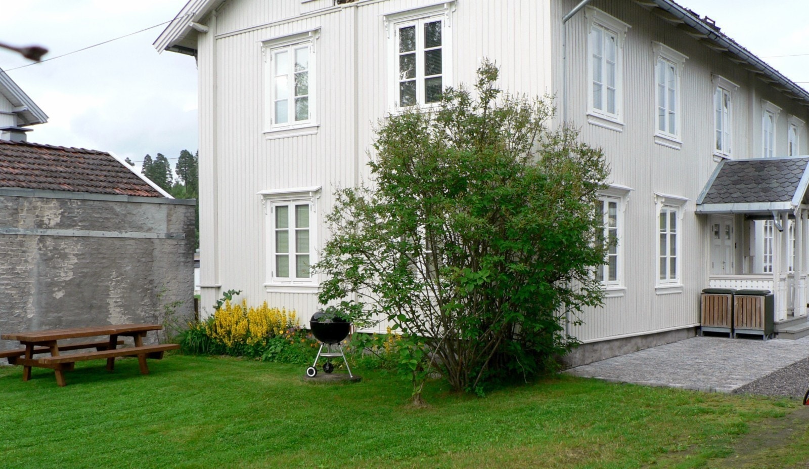 Fint og rolig uteareal til boligen. Galleribilde