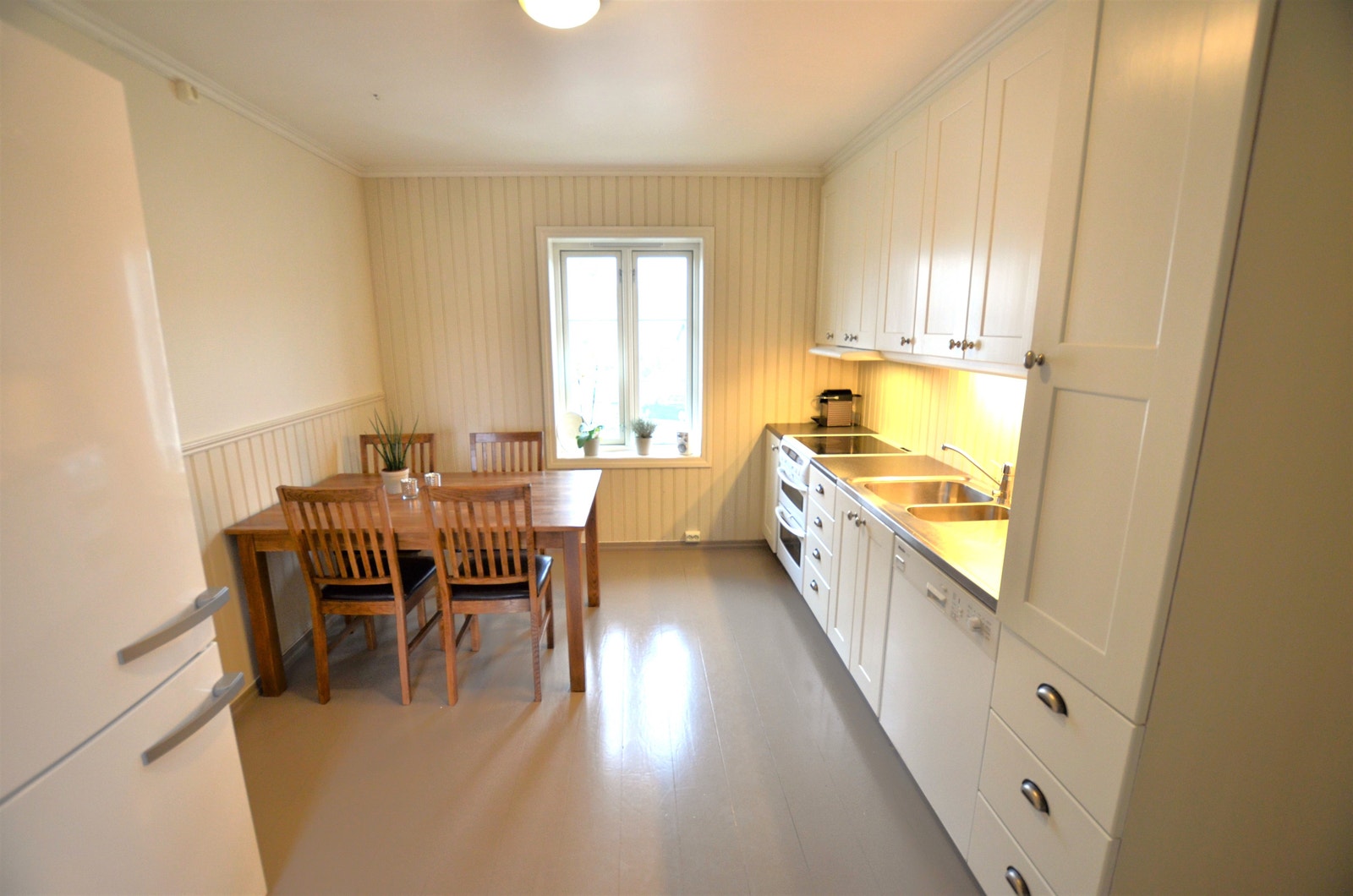 Fellesrom /kjøkken er fullt utstyrt. Galleribilde