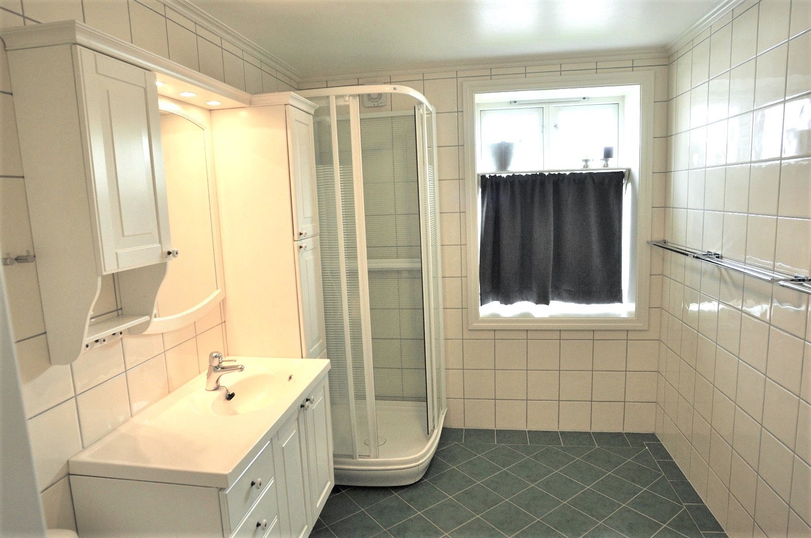 Stort flislagt bad med varmekabler i gulv og hygrostatstyrt avtrekksvifte Galleribilde