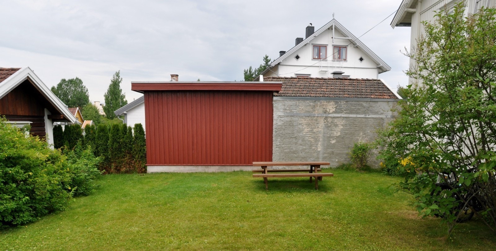 Egen skjermet solrik hage. Sør/vest vendt. Galleribilde
