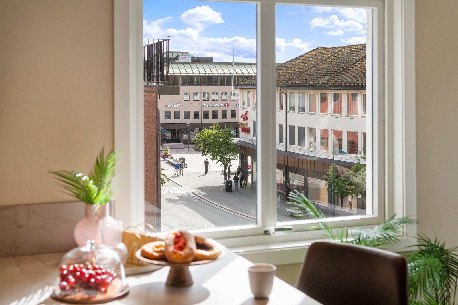 Utsikt fra kjøkkenbenk i etasjen over - nesten lik utsikt i 2. etasje - og kort veg til alt. Galleribilde