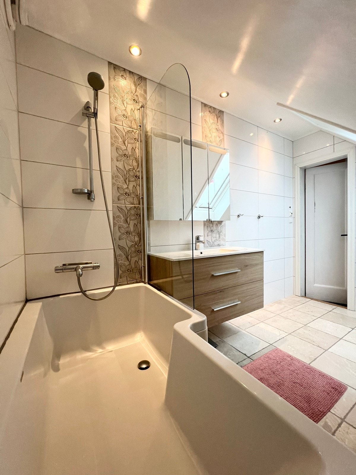 Bad med dusj og badekar Galleribilde