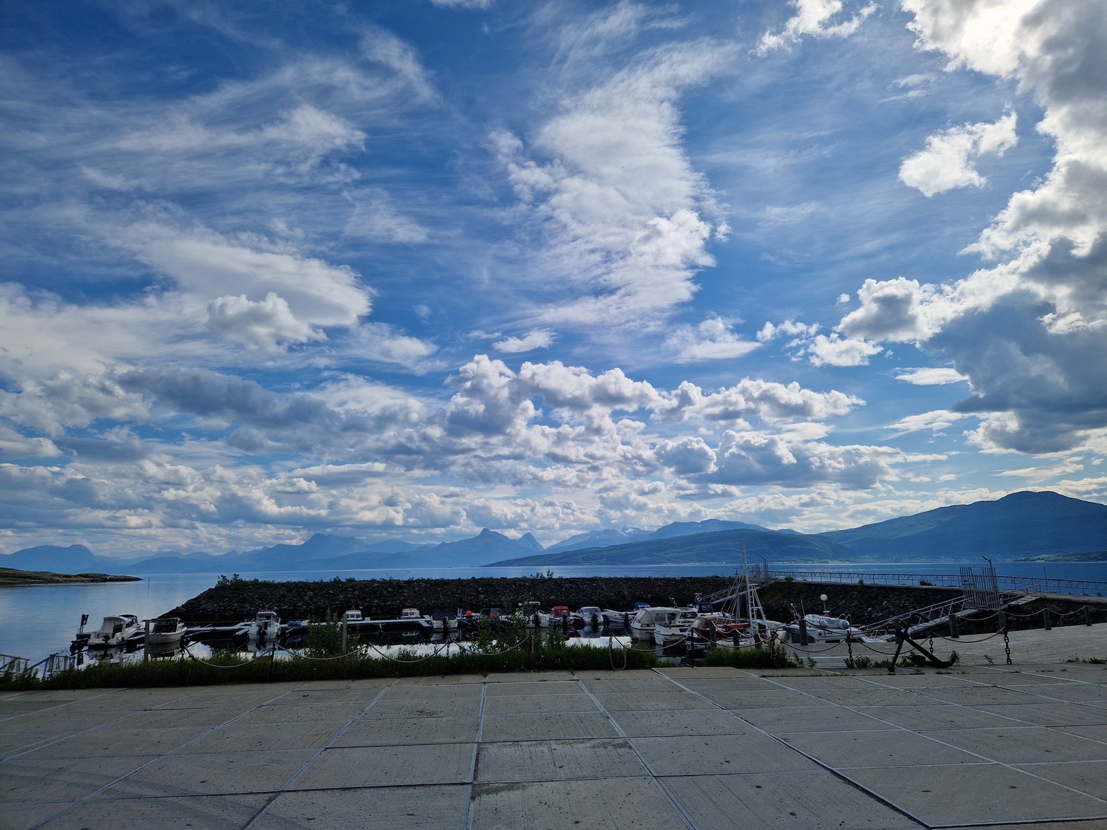 Småbåthavn nede ved sjøen Galleribilde