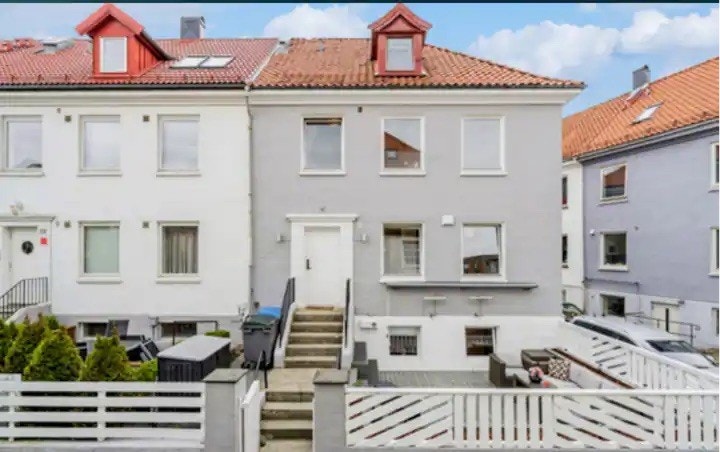 Byggets front og inngang, med tilhørende terrasse. Galleribilde