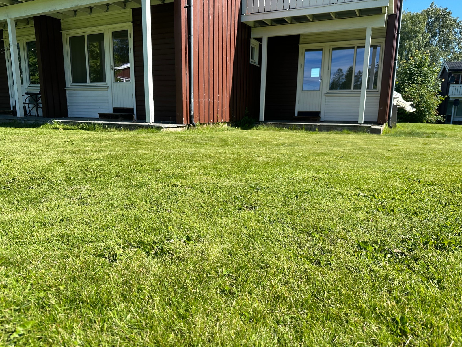 To terasser, en fra stue og en fra soverom. Galleribilde