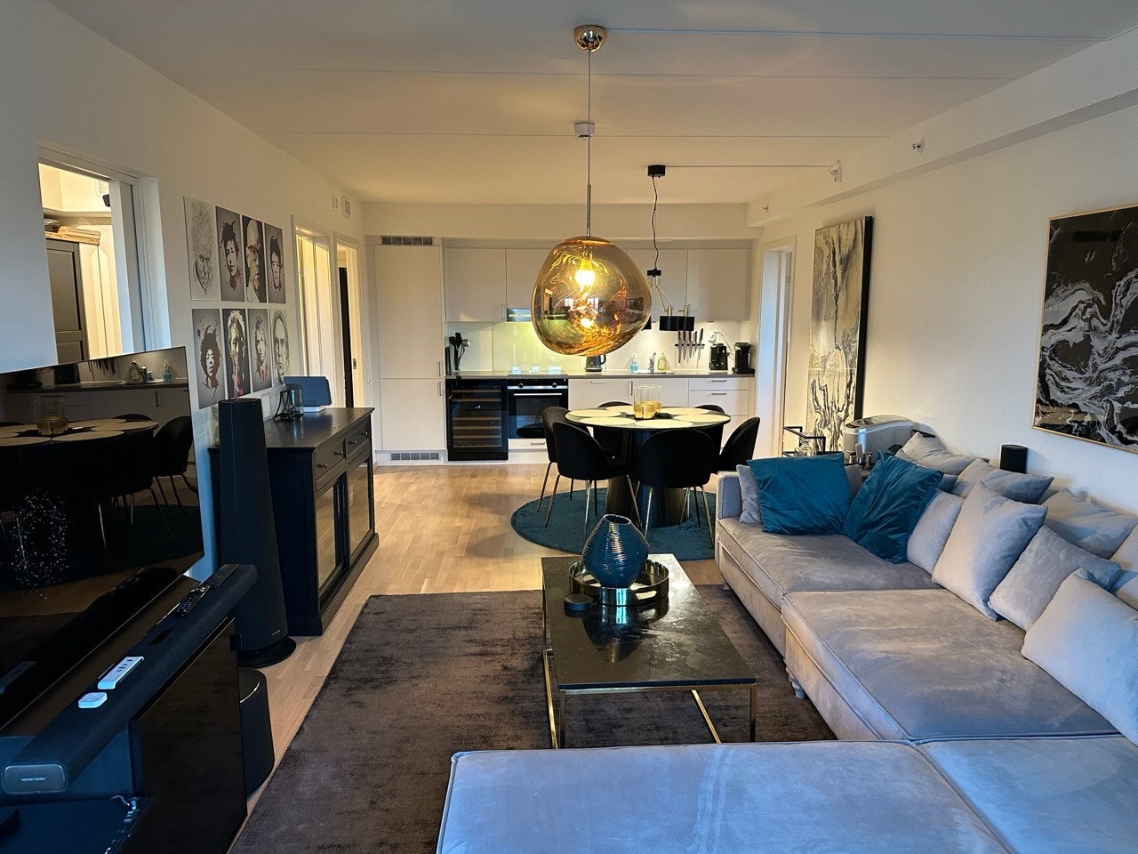 Stue/kjøkken med tidligere sofa og spiseseksjon. Galleribilde