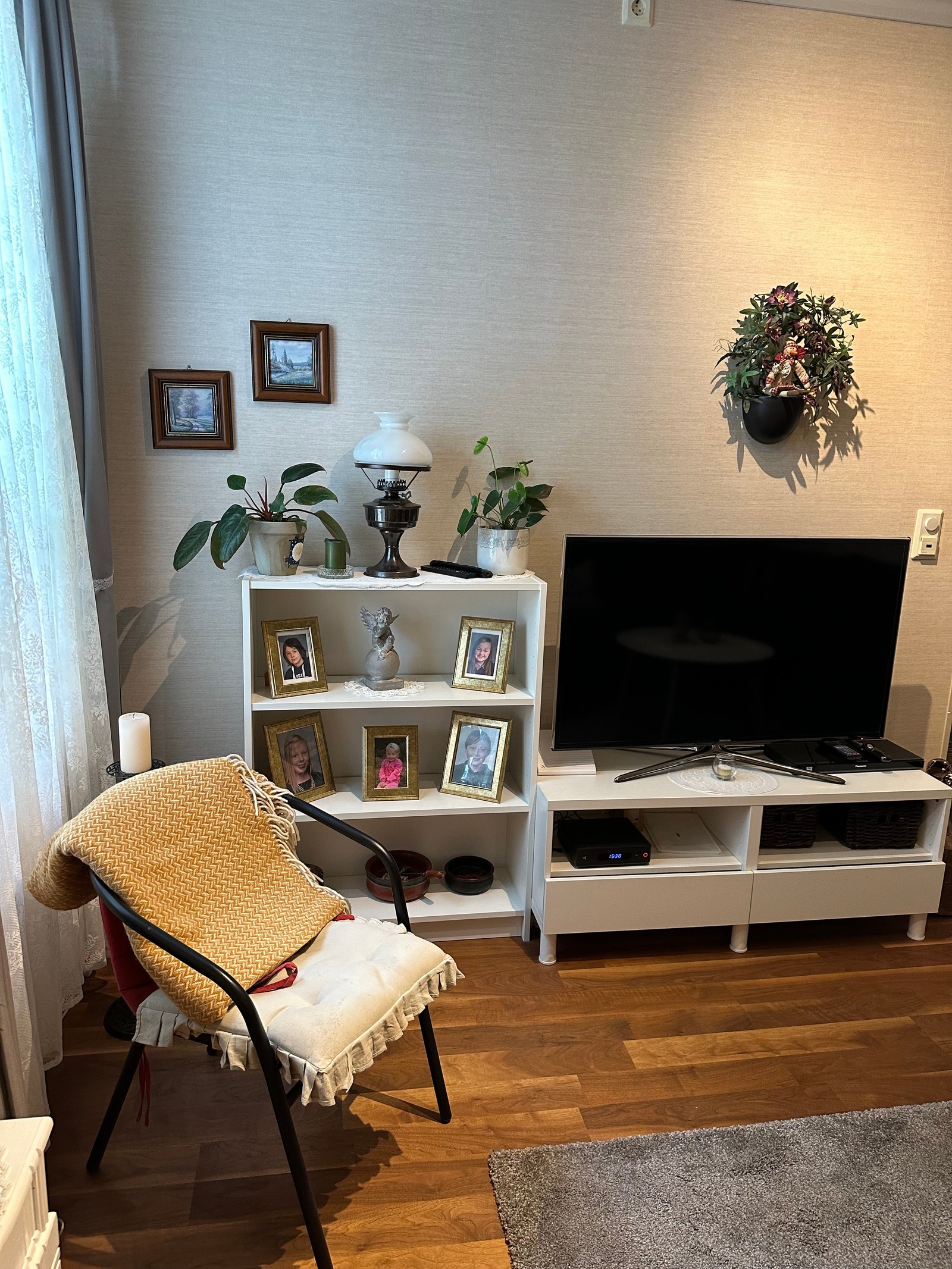 Del av stue mot tv Galleribilde