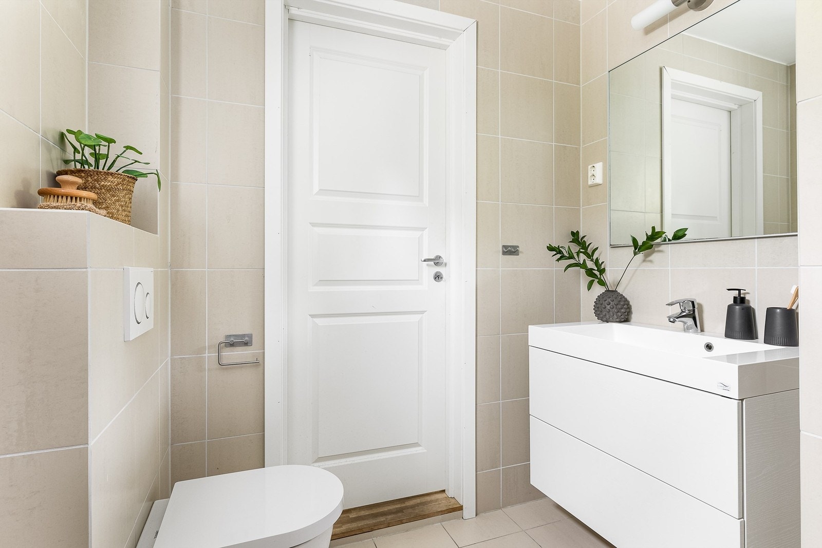 Toalett og servant på det store, nye badet. Galleribilde