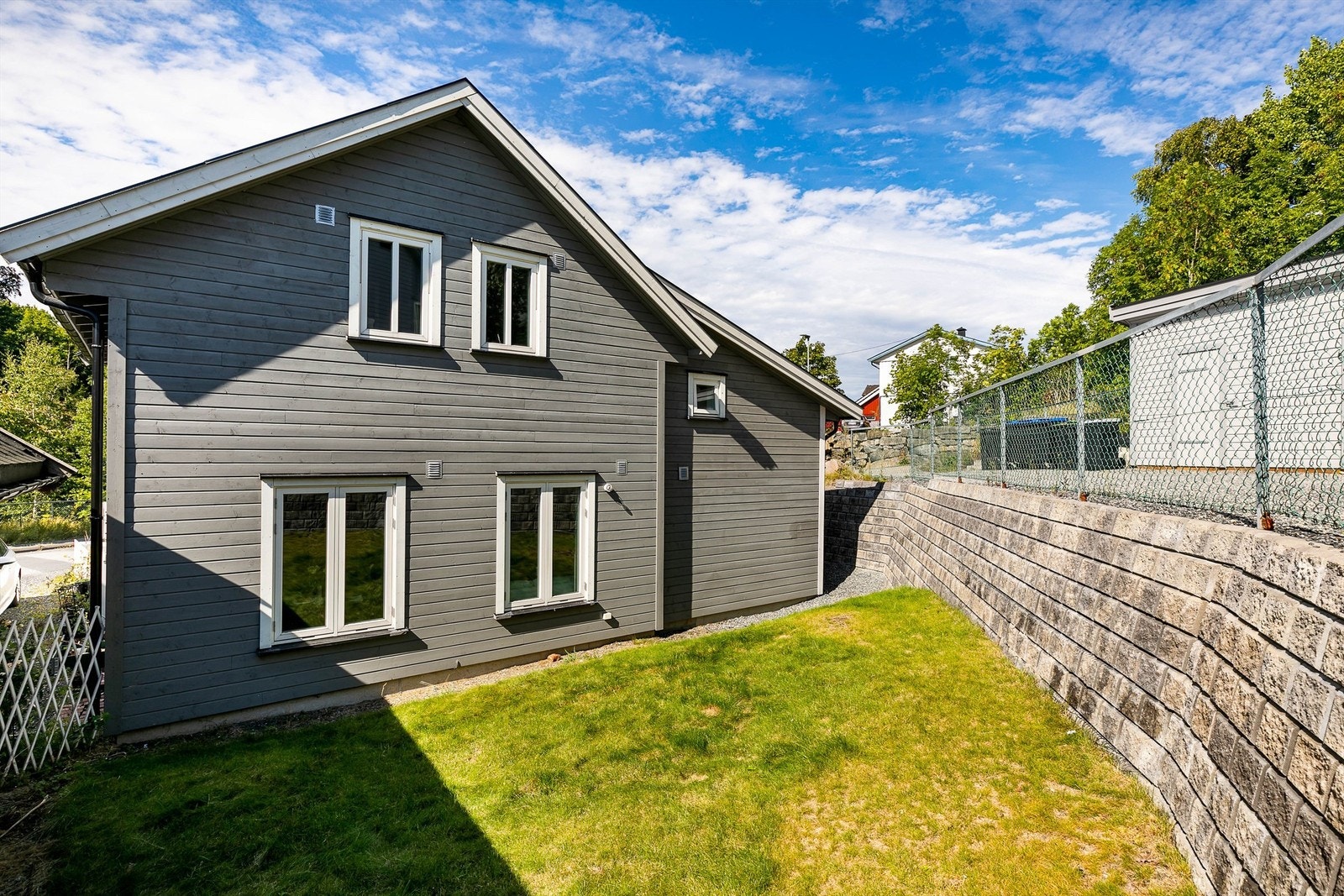 Liten gressflekk på baksiden. Best egnet til sikker oppbevaring av sykler. Galleribilde