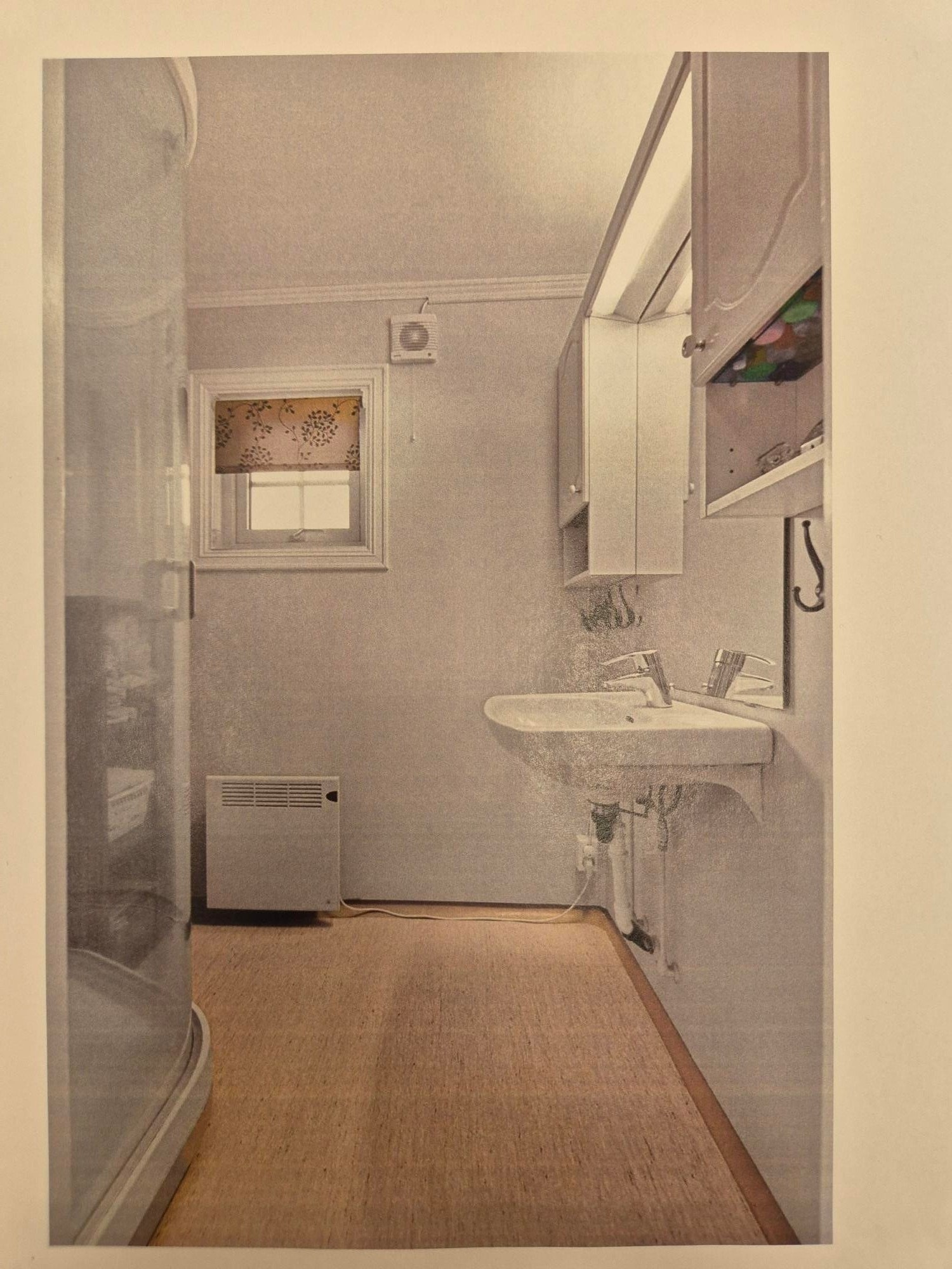 Bilder fra tidligere salgsoppgave for å illustrere. Huset er pr. i dag ikke møblert og klart til innflytting.
Bad 2. etasje Galleribilde