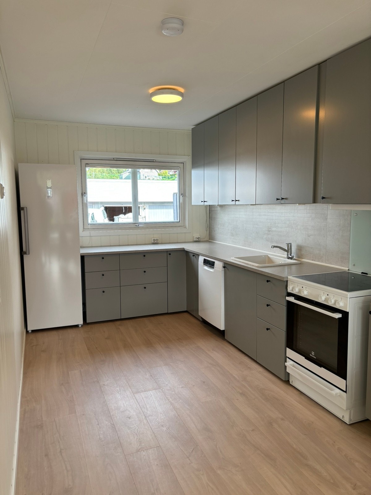 Felles kjøkken i 1. etg med god skapplass Galleribilde