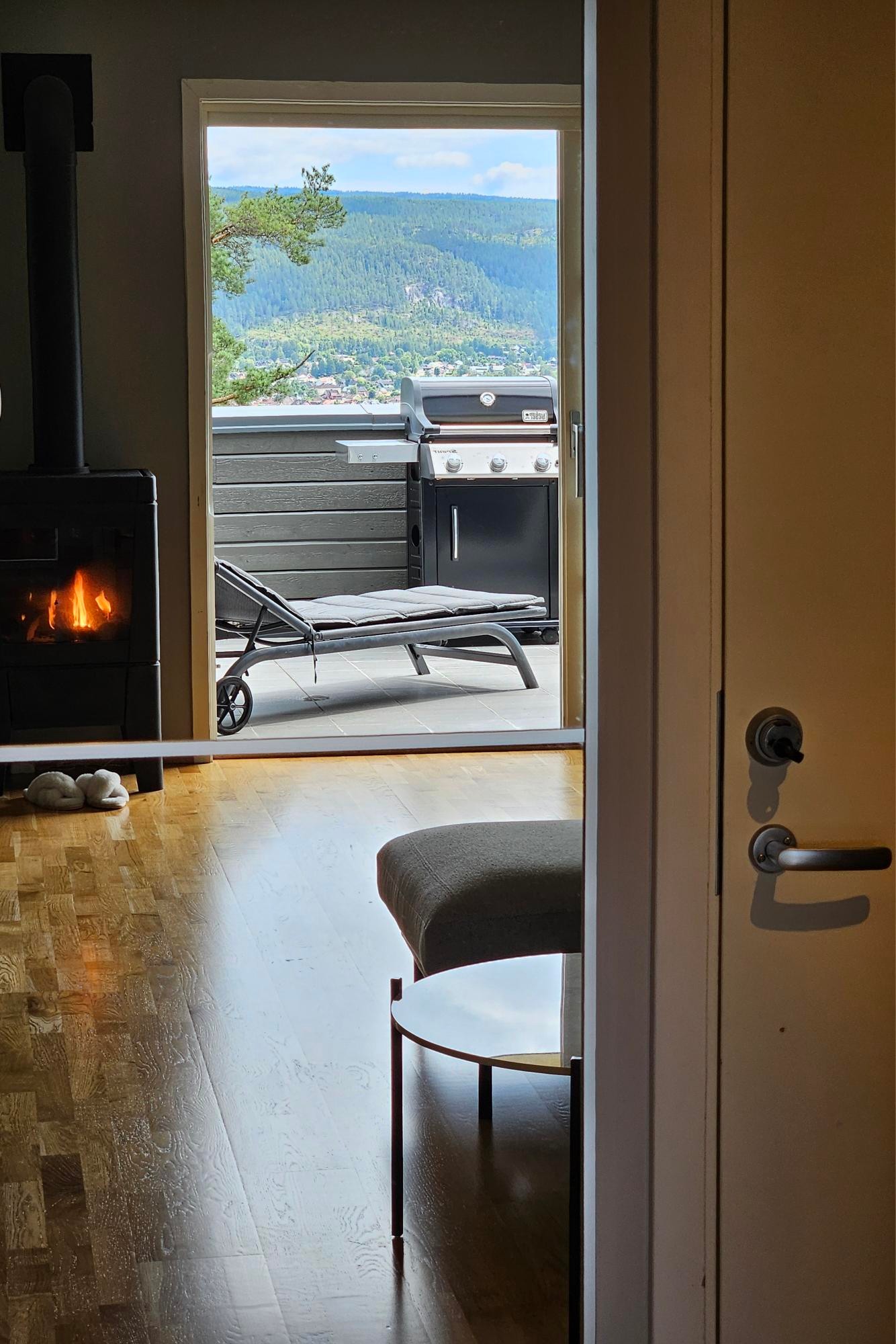 Skyvedørsgarderobe i gang med speil som skaper ekstra romfølelse Galleribilde