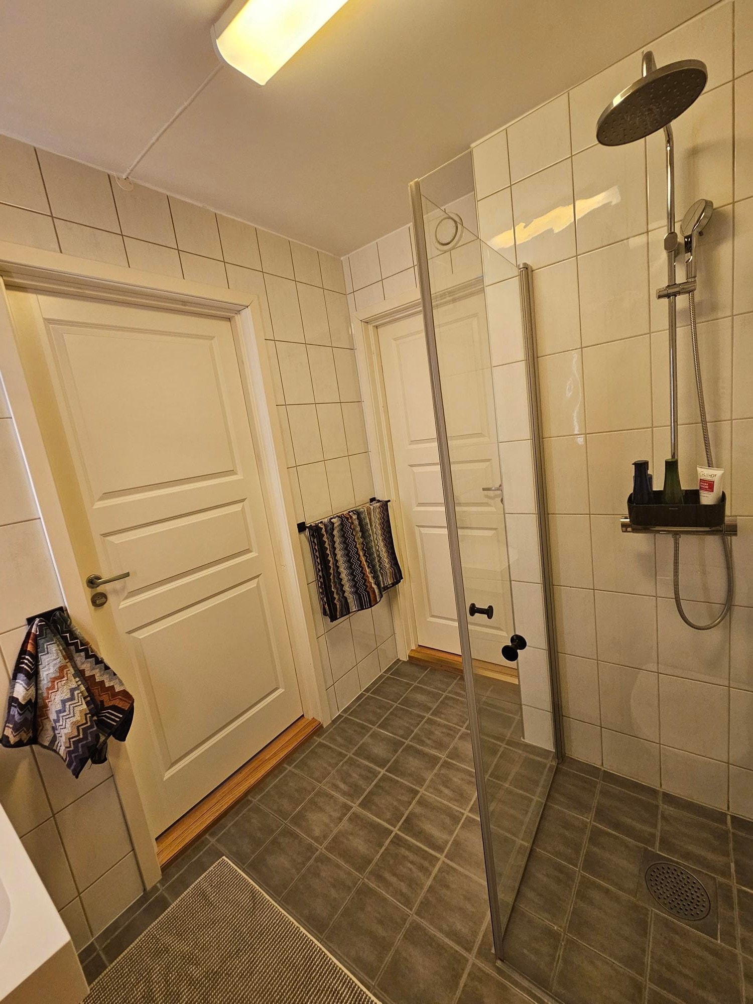 Dør som går ut til gang og inn til eget vaskerom Galleribilde