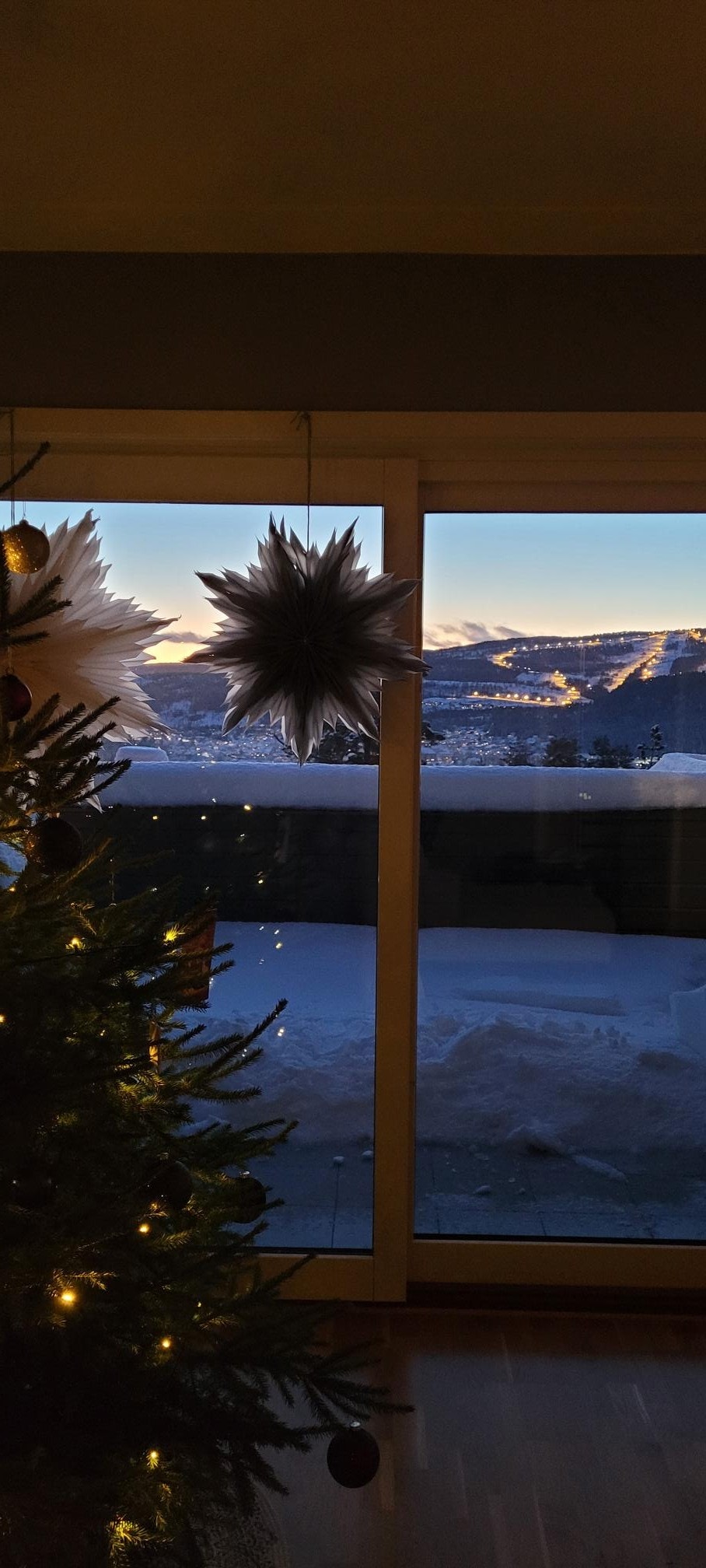 Nydelig utsikt når lysene i skisenteret er tent Galleribilde