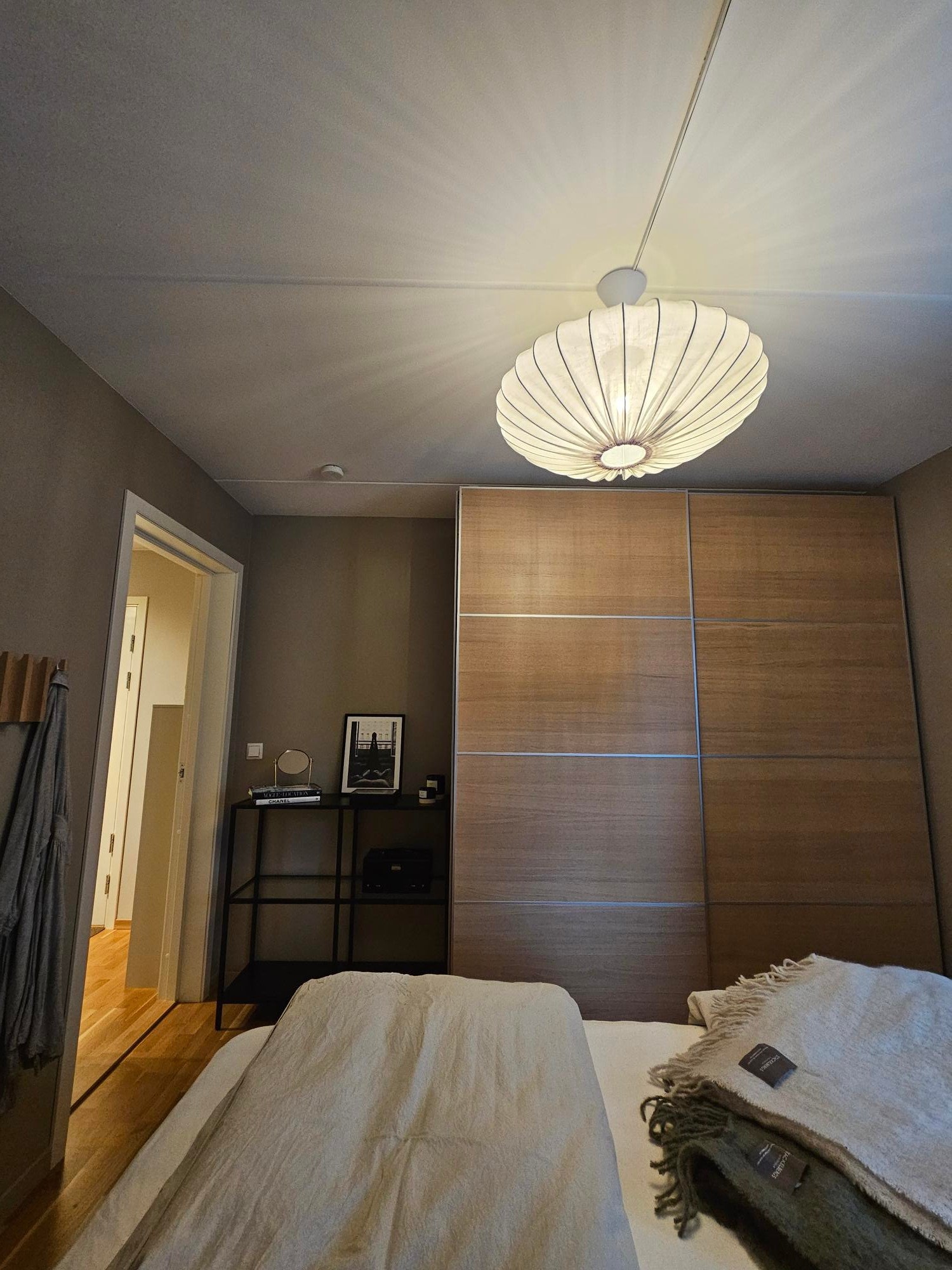 Hovedsoverom med skyvedørsgarderobe Galleribilde