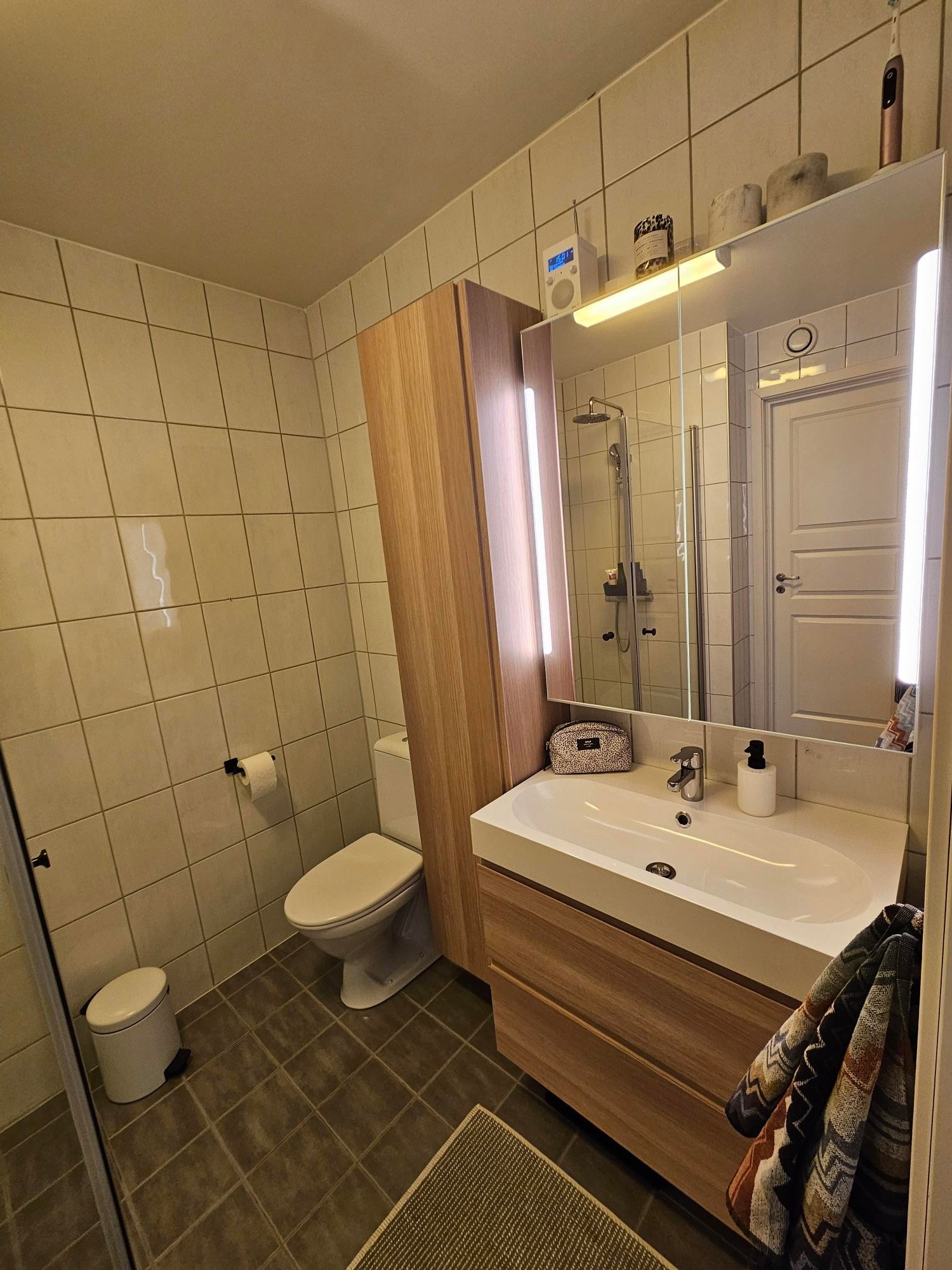 Bad med godt med skap/skuffe plass Galleribilde