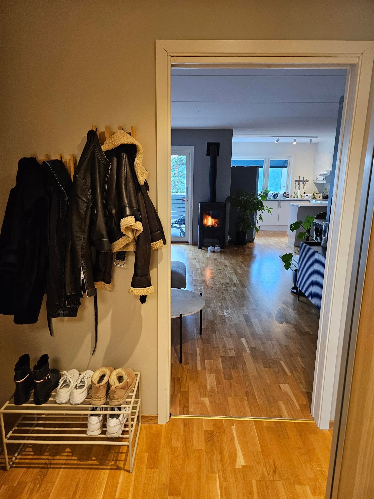 Gang som fører inn til åpen kjøkken/stue løsning Galleribilde