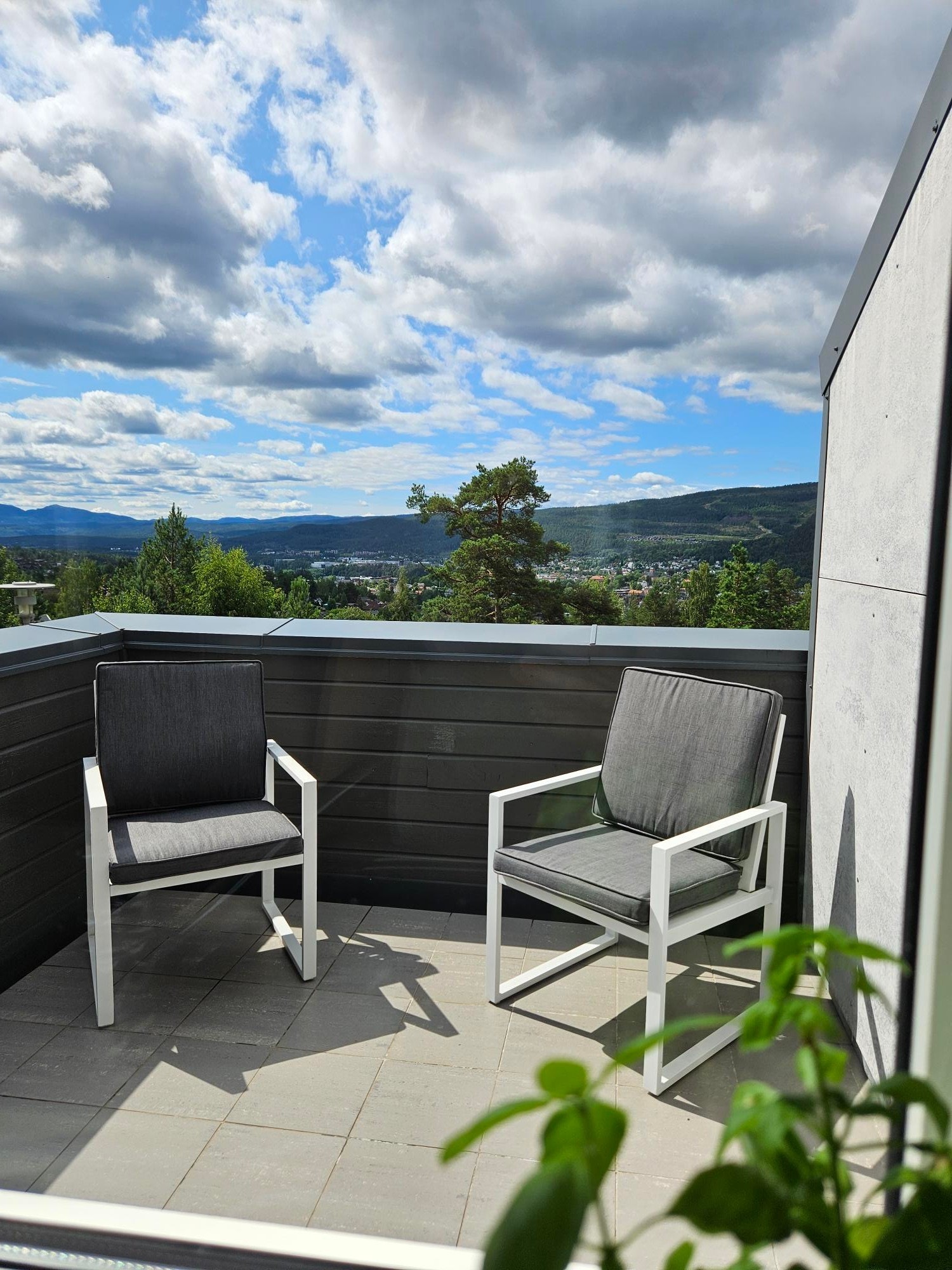 Koselig krok på balkong og en liten utebod. Galleribilde