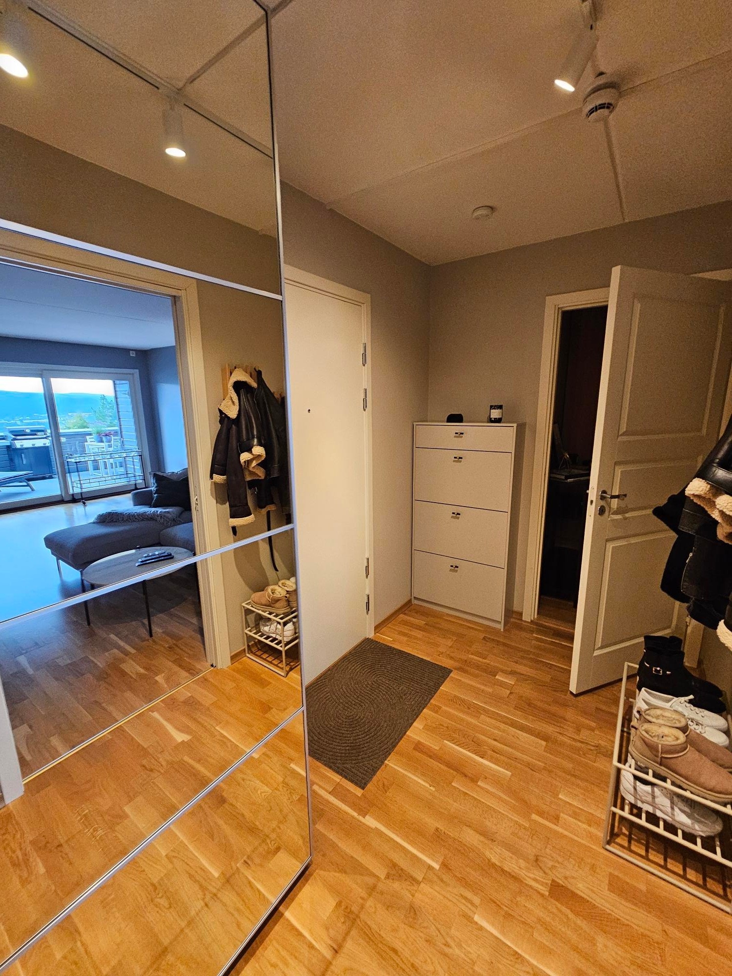 Gang med skyvedørsgarderobe, skoskap og flere knagger Galleribilde