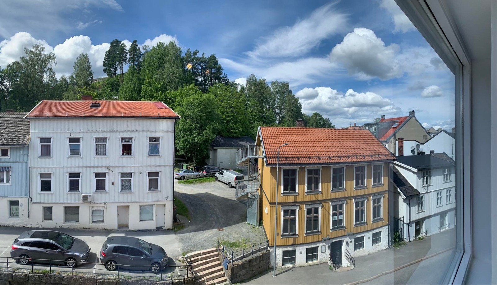 Utsikt ut og mot grønne arealer. Ikke mot parkeringsplassen på taket som mange andere har. Galleribilde