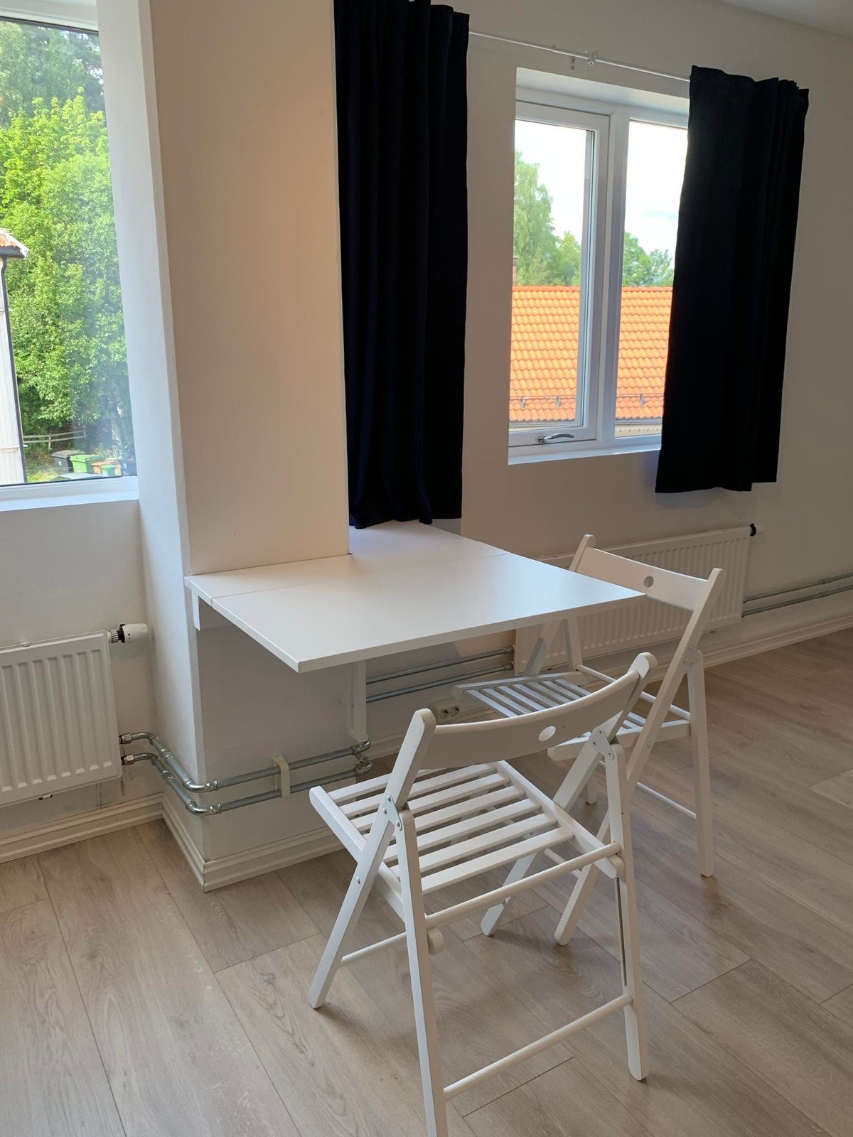 Sammenleggbart bord. Middag for to personer eller arbeidsbord Galleribilde