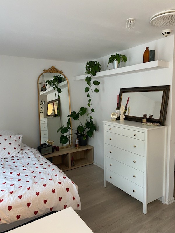 Forrige leieboer valgte å ha seng i stua og bruke alkove som walk-in closet Galleribilde