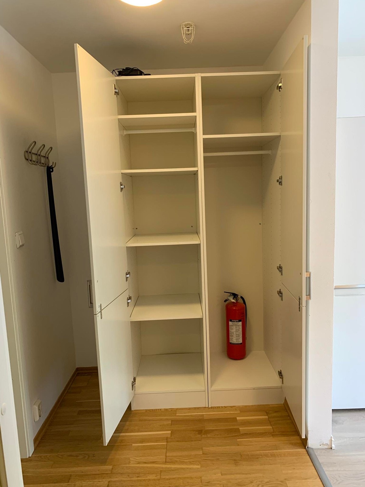 Skap i entreen med god plass Galleribilde