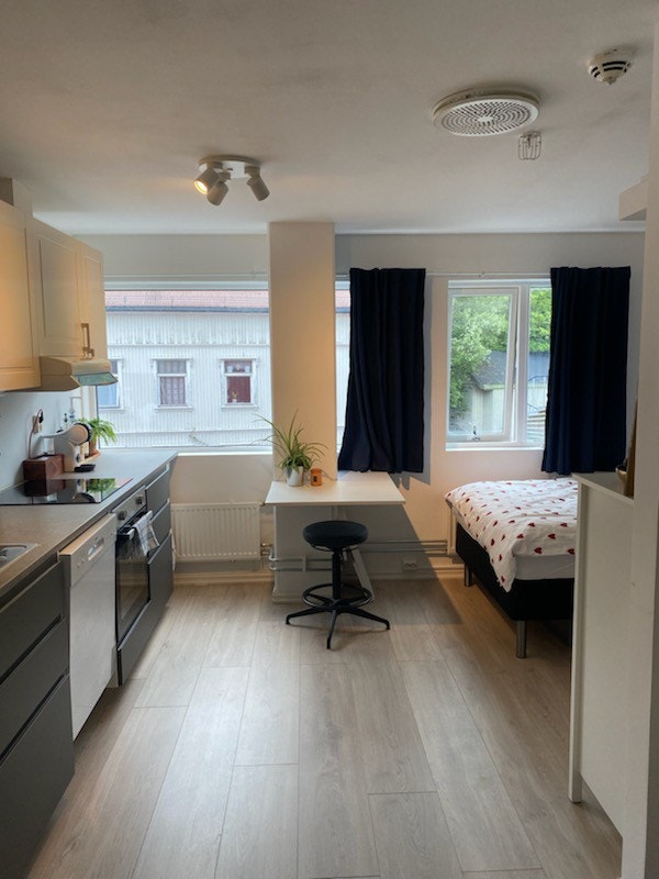 Praktisk bord som kan benyttes som spisebord, arbeidsbord eller slås ned Galleribilde