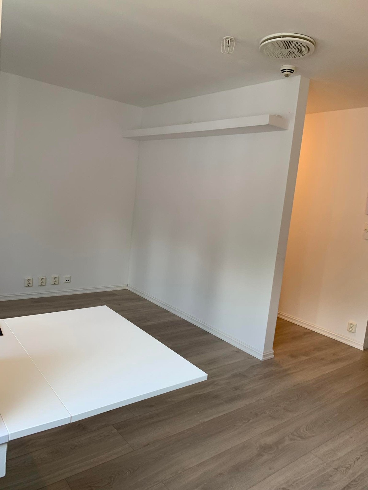 Adskilt stue og sove alkove. Solid hylle med app styrt lys i mange farger Galleribilde