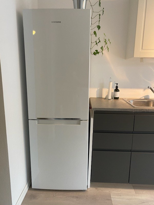 Stoet kjøleskap følger med Galleribilde