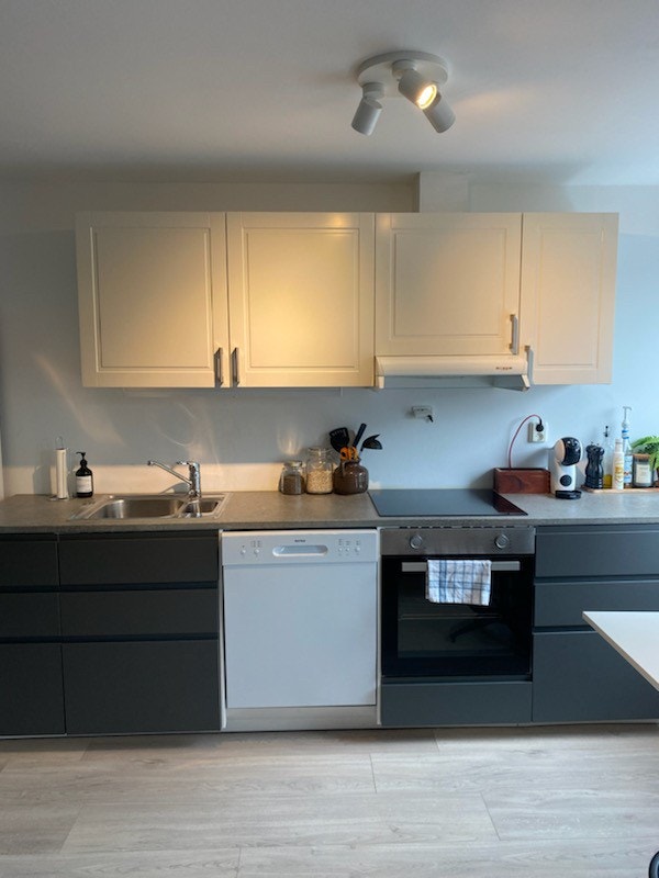 Nytt og moderne kjøkken i åpen løsning Galleribilde